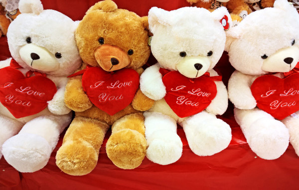 Плюшевые игрушечные мишки с сердечками