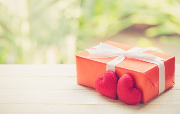 Красная подарочная коробка с красными сердечками