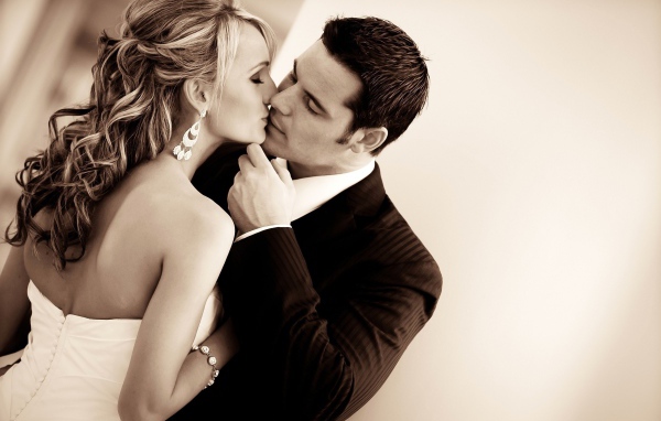 Романтический поцелуй жениха и невесты