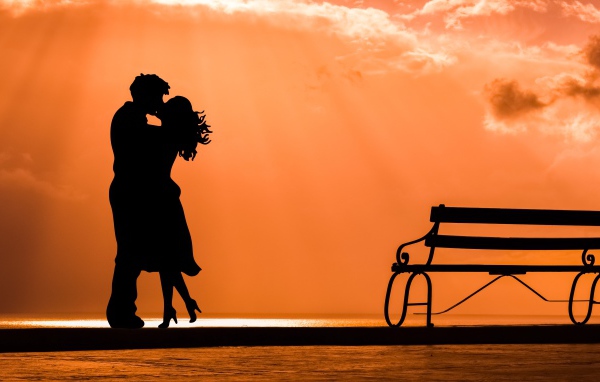 Силуэт целующейся влюбленной пары при свете луны