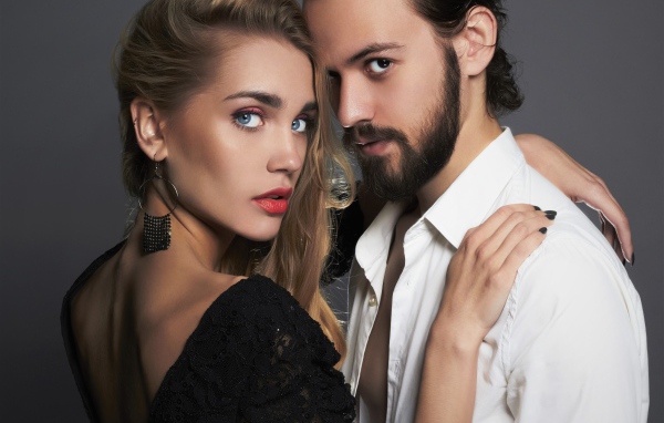 Стильная влюбленная пара на сером фоне