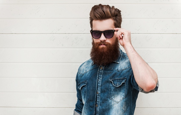 Красивый мужчина с бородой в черных очках 