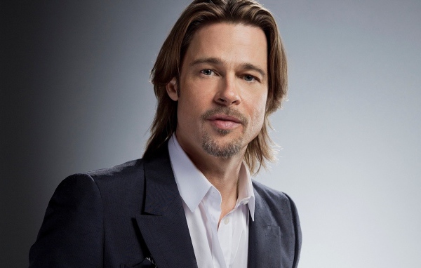 Актер Брэд Питт в костюме на сером фоне