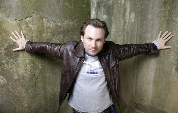 Актер Кристиан Слэйтер в куртке в старой комнате