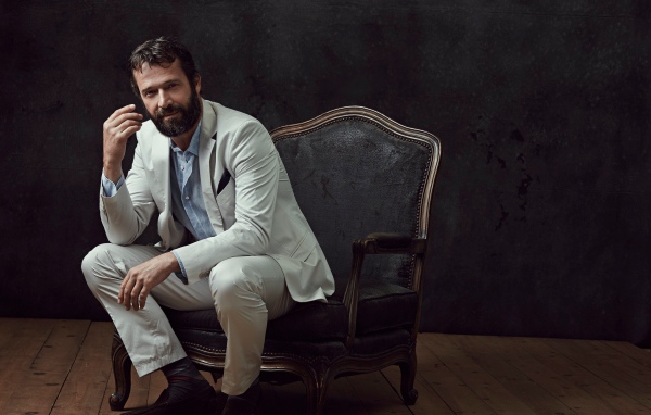 Актер Джеймс Пьюрфой сидит в кресле 