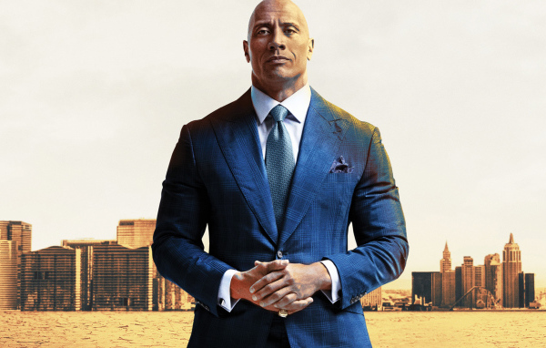 Американский актер Дуэйн Джонсон в костюме