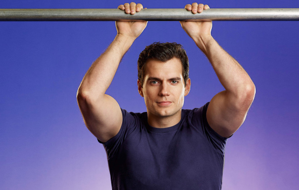 Красивый спортивный актер Генри Кавилл