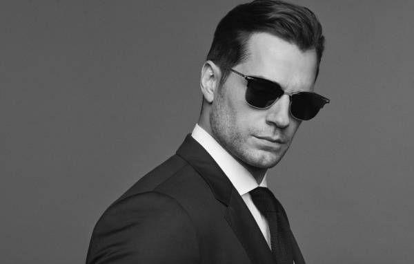 Английский актер Генри Кавилл в черных очках, черно белое фото 