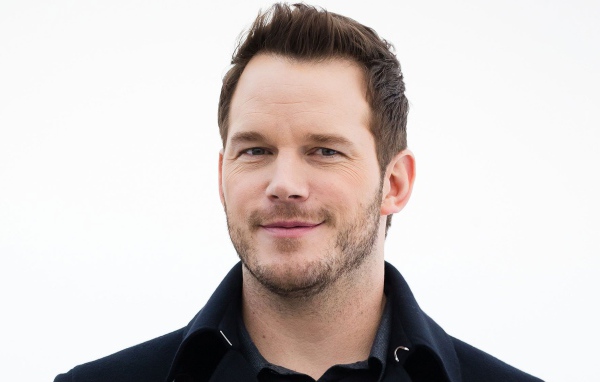 Красивый популярный актер Крис Прэтт на белом фоне