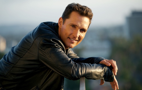 Красивый популярный актер Мэттью Макконахи в черной куртке 