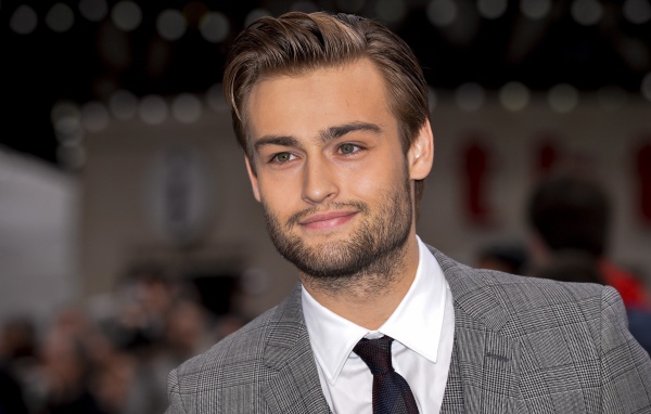 Красивый стильный актер Дуглас Бут в костюме