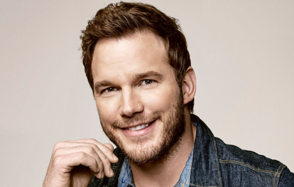 Популярный актер Крис Прэтт улыбается 