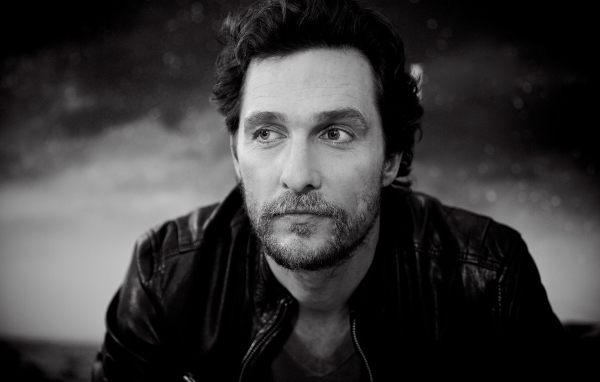 Популярный актер Мэттью Макконахи черно белое фото 