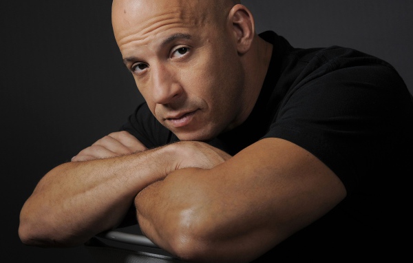 Популярный  актер Вин Дизель в черной майке