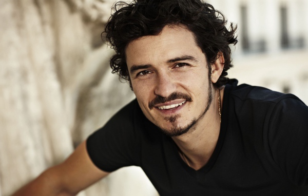 Улыбающийся мужчина, красивый популярный актер Орландо Блум