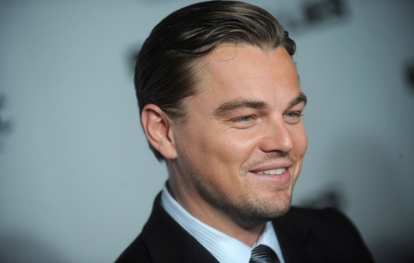 Улыбающийся популярный актер Леонардо Ди Каприо