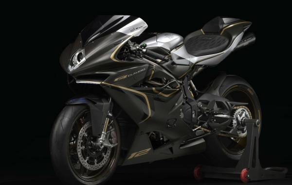 Мотоцикл Agusta F4 Claudio 2018 года на черном фоне