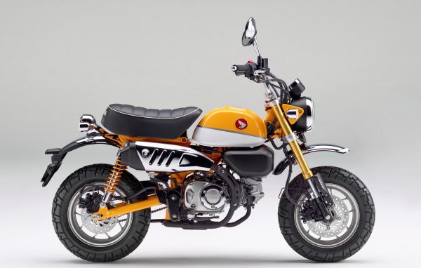 Мотоцикл Monkey 125, 2018 года на сером фоне