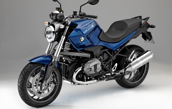 Синий мотоцикл BMW R1200R на сером фоне