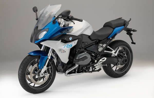 Быстрый мотоцикл BMW R1200RS 2015 года на сером фоне