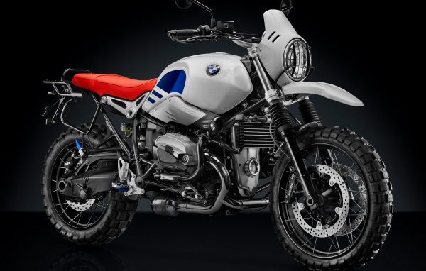 Мотоцикл BMW R nineT Urban GS, 2018 на черном фоне