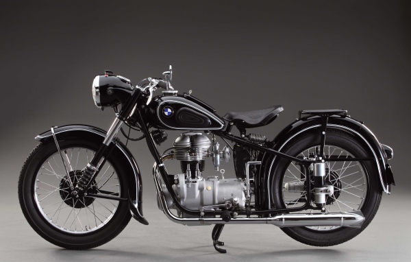 Мотоцикл BMW на сером фоне 