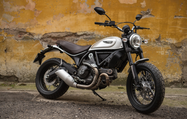 Быстрый мотоцикл Ducati Scrambler