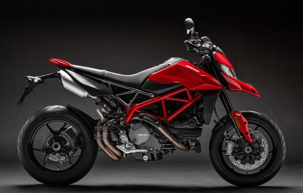 Мотоцикл  Ducati Hypermotard 950, 2019 года на сером фоне