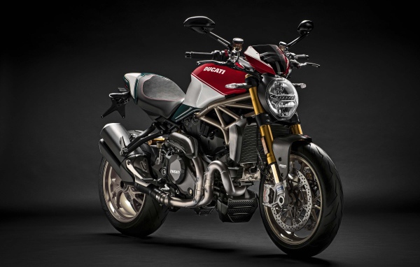 Мотоцикл Ducati Monster 1200, 2018  на сером фоне