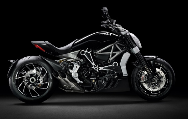Мотоцикл Ducati XDiavel S на черном фоне