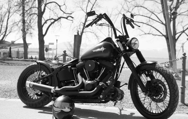 Мотоцикл  Harley-Davidson черно белое фото