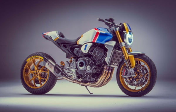 Мотоцикл Honda CB1000R 2018 года на сером фоне