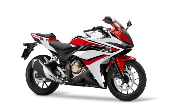 Мотоцикл Honda CBR500R на белом фоне