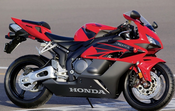 Красный мотоцикл Honda CBR1000RR
