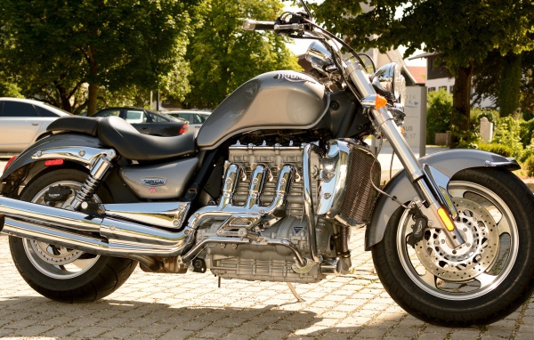 Красивый большой мотоцикл Triumph Rocket III