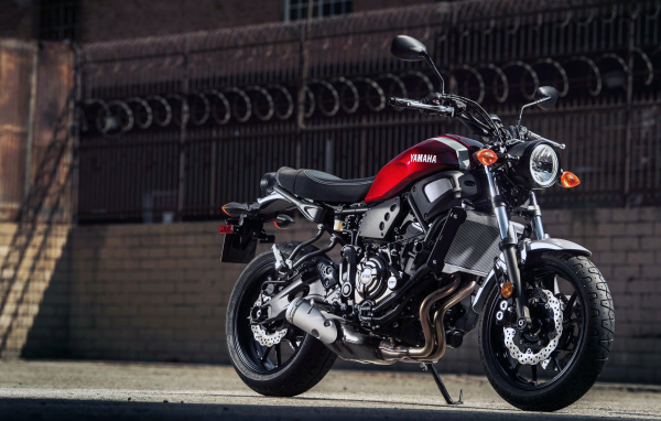 Большой мотоцикл Yamaha XSR700