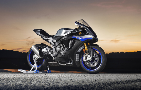 Мотоцикл Yamaha YZF-R1M, 2018 на фоне заката