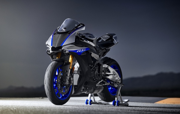 Стильный новый мотоцикл Yamaha YZF-R1M, 2018 года