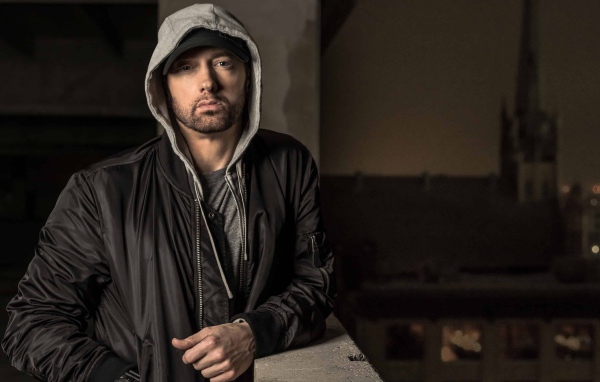 Американский рэпер Эминем в черной куртке