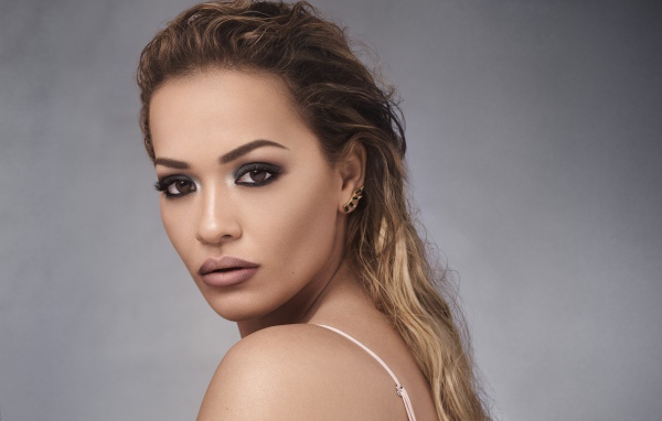Красивая певица Рита Ора фото на сером фоне