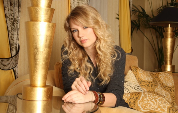 Красивая молодая певица Тейлор Свифт