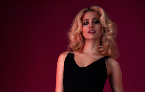 Британская певица Пикси Лотт в черном платье