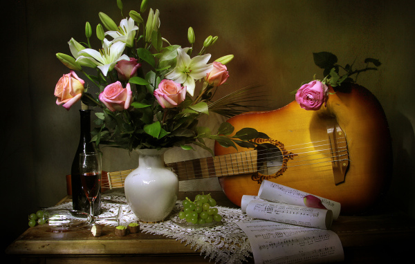 Гитара на столе с букетом и вином 