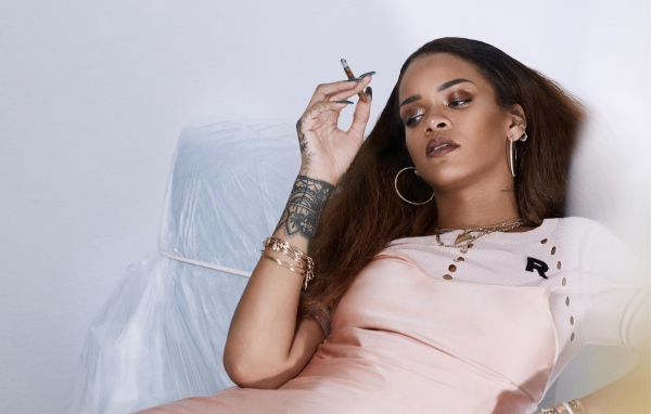 Популярная певица Рианна с сигарой