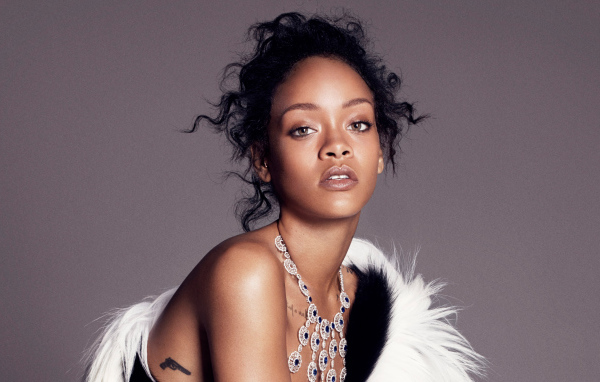 Популярная певица Рианна с дорогим украшением на шее 