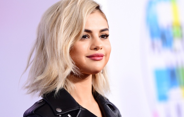 Популярная певица Селена Гомес блондинка