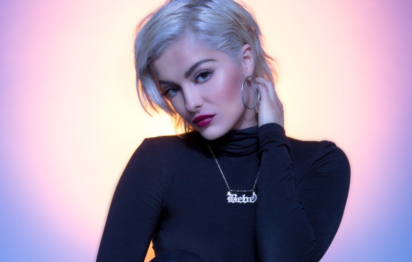 Певица Биби Рекса с украшением на шее