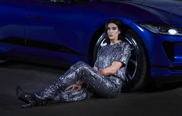 Певица Дуа Липа в блестящем костюме у машины