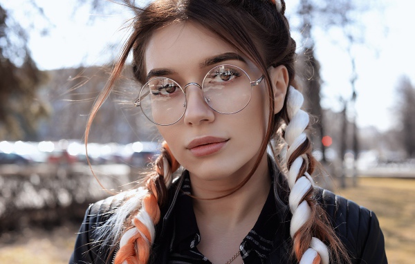 Певица Дуа Липа в очках