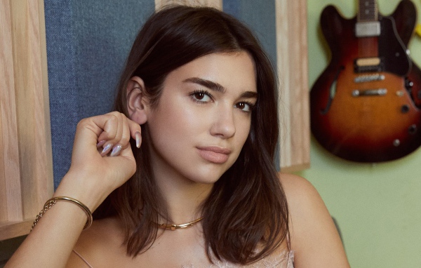 Певица Дуа Липа с гитарой на стене